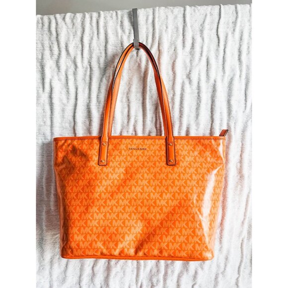 MICHAEL Michael Kors Handbags - NWT Michael Kors Carter Apricot Large Top Zip Tote $298